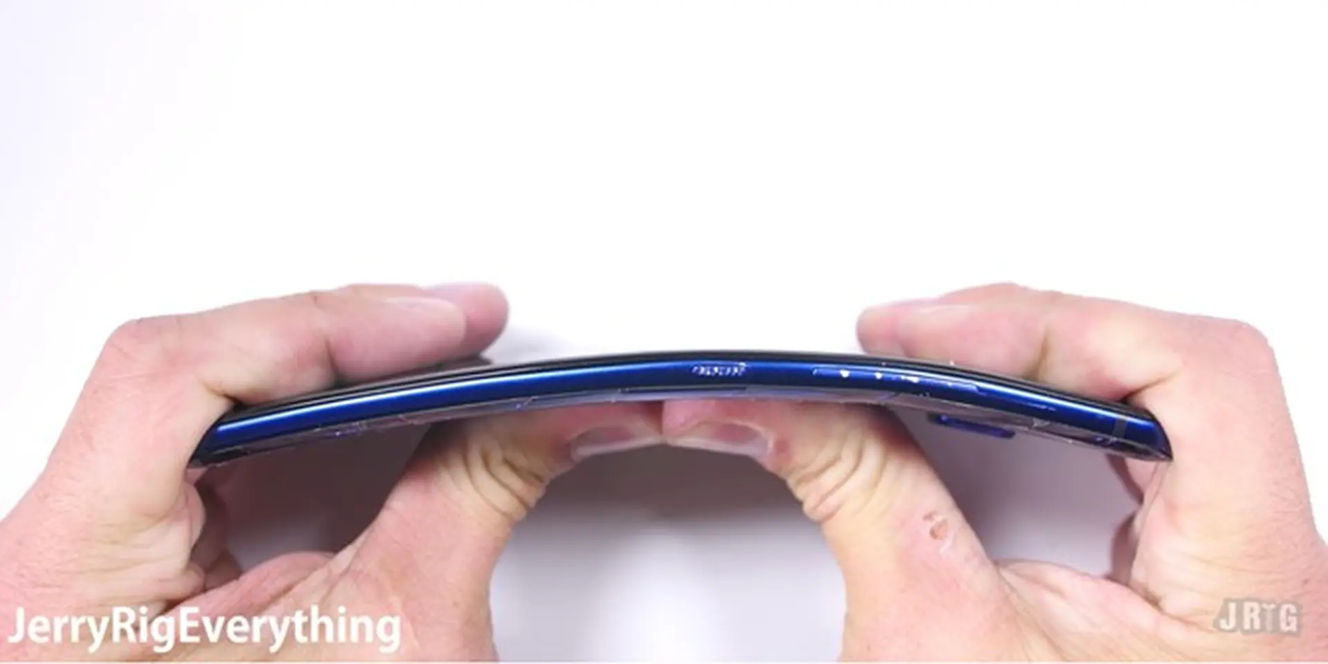 Xem màn "hành xác" chiếc HTC U Ultra đầy kịch tính