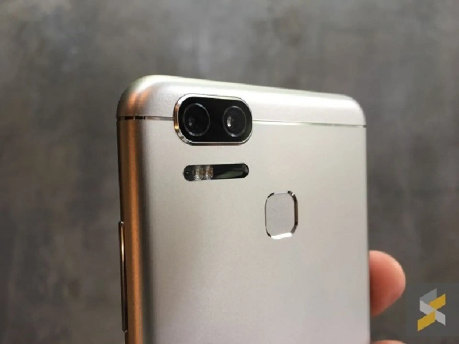  Asus Zenfone 3 Zoom chính thức lên kệ tại Malaysia với giá hơn 10 triệu đồng 