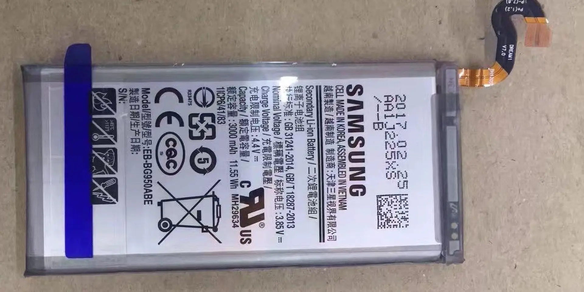 Đây chính là 2 thỏi pin sản xuất tại VN của Galaxy S8, S8 Plus