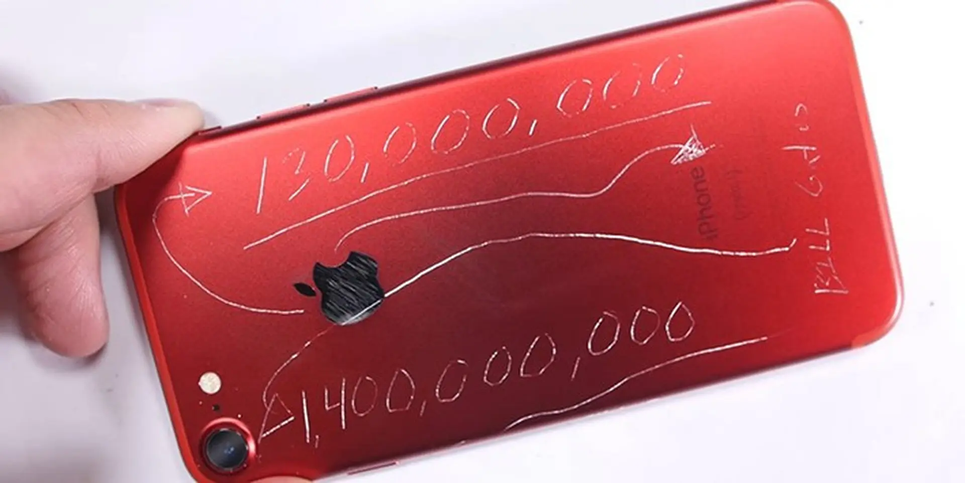 Thử khả năng chống trầy xước của iPhone phiên bản màu đỏ (RED)