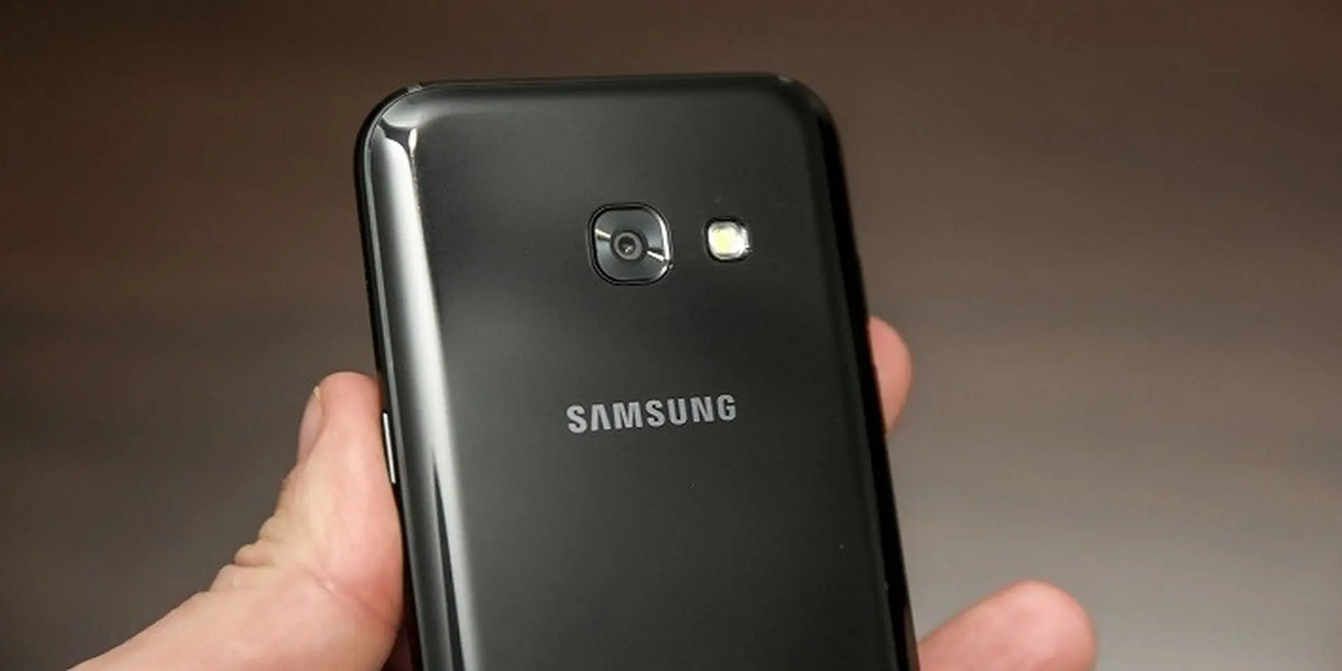 Những smartphone kháng nước đáng mua nhất trên thị trường