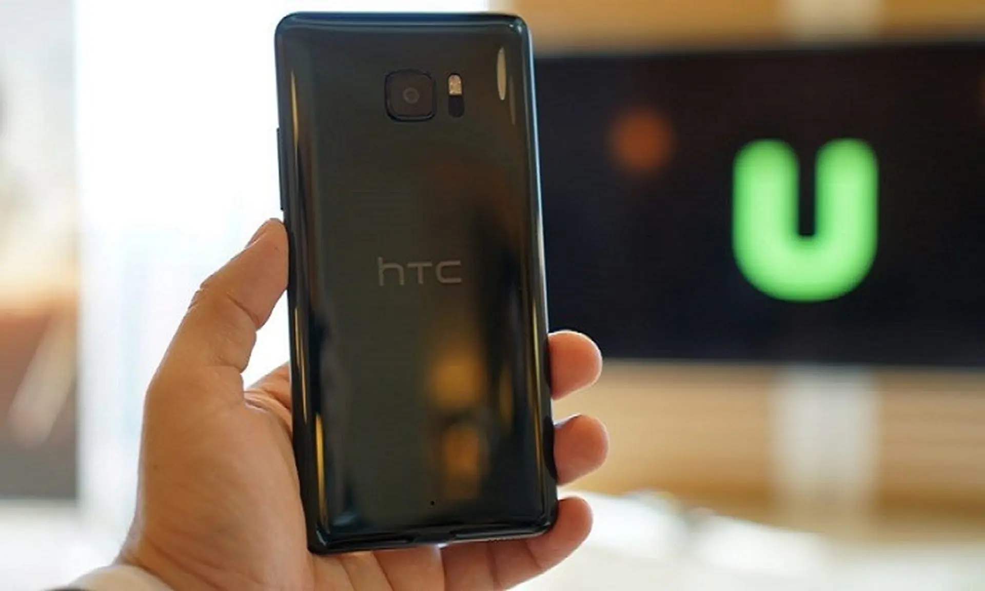 HTC U (Ocean) có chứng nhận chống bụi và nước theo chuẩn IP57