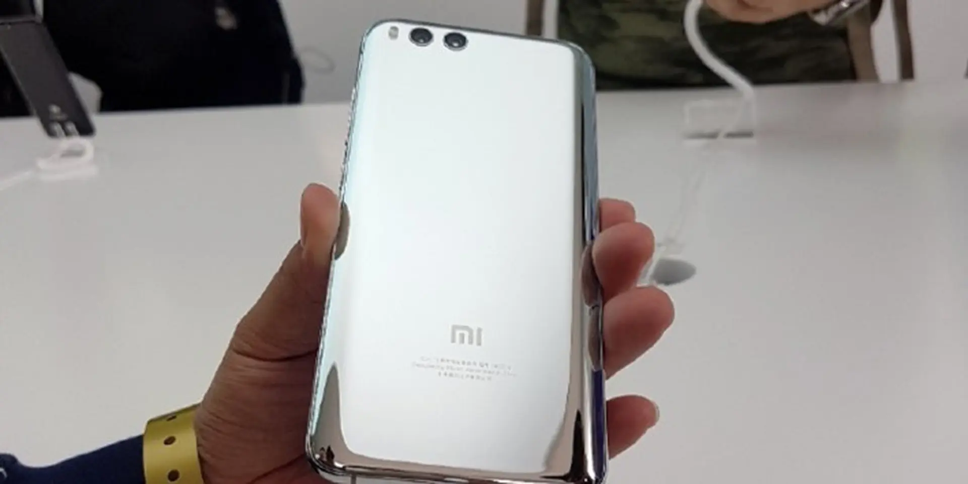 Trên tay Xiaomi Mi 6 phiên bản màu bạc