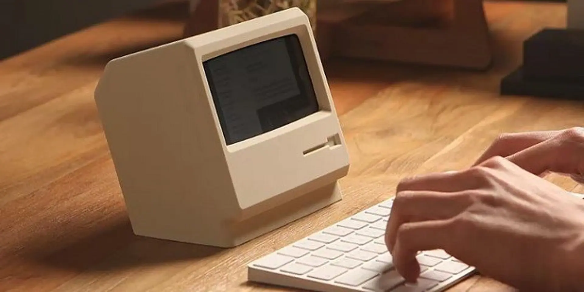 Phụ kiện độc đáo Elego M4 giúp biến iPhone thành máy tính siêu nhỏ