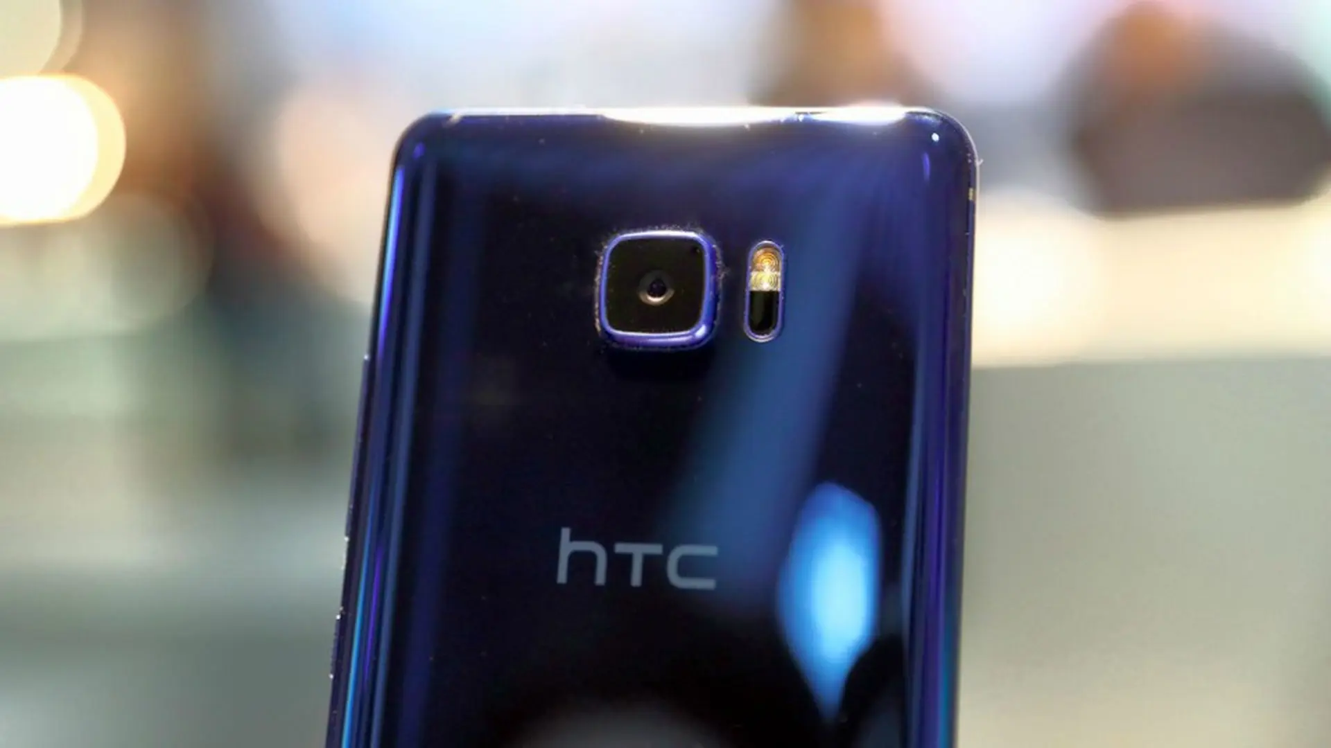 HTC U sẽ điều khiển bằng cách... bóp?