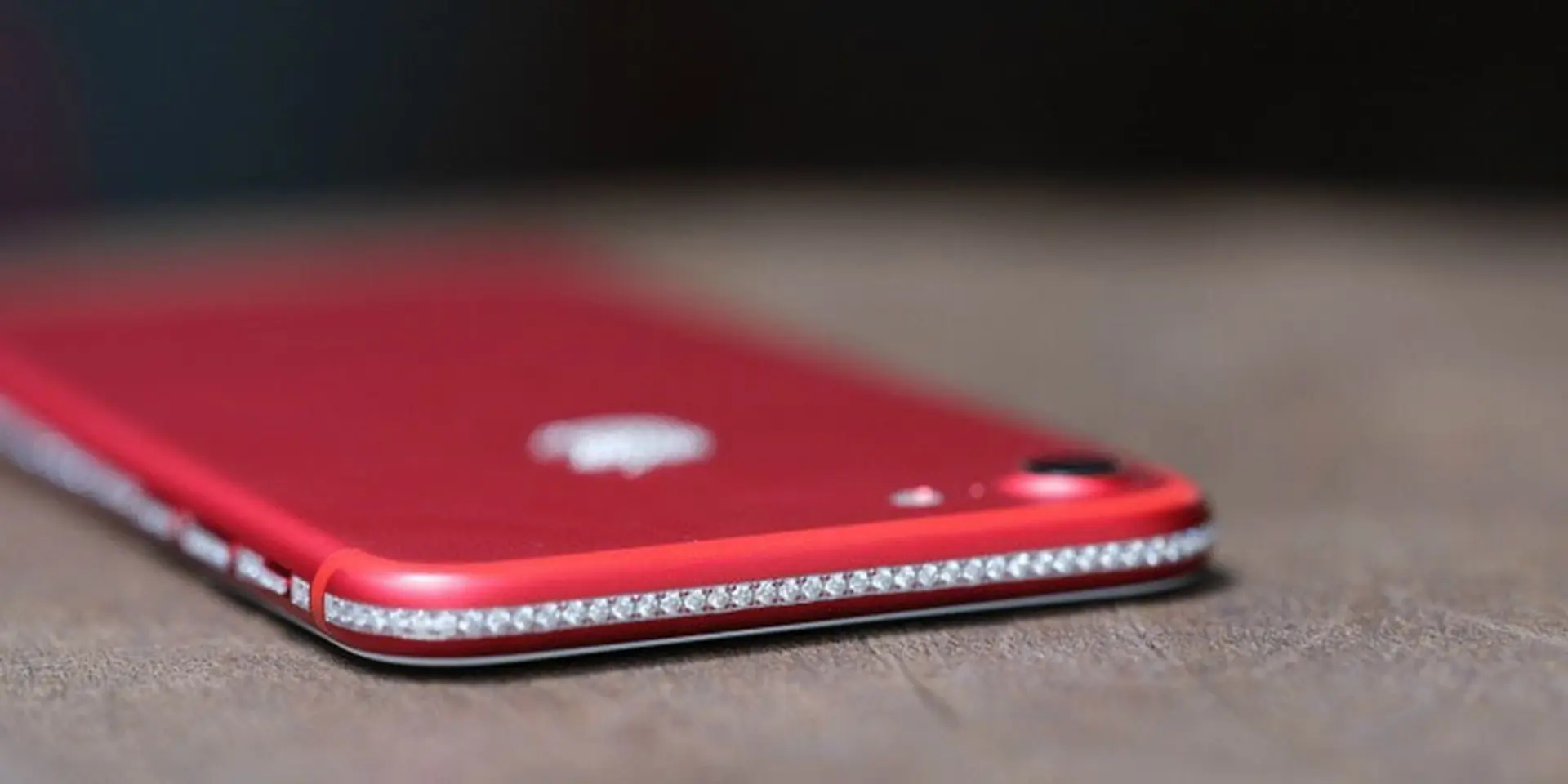 iPhone 7 Red đính kim cương bất ngờ xuất hiện tại Việt Nam