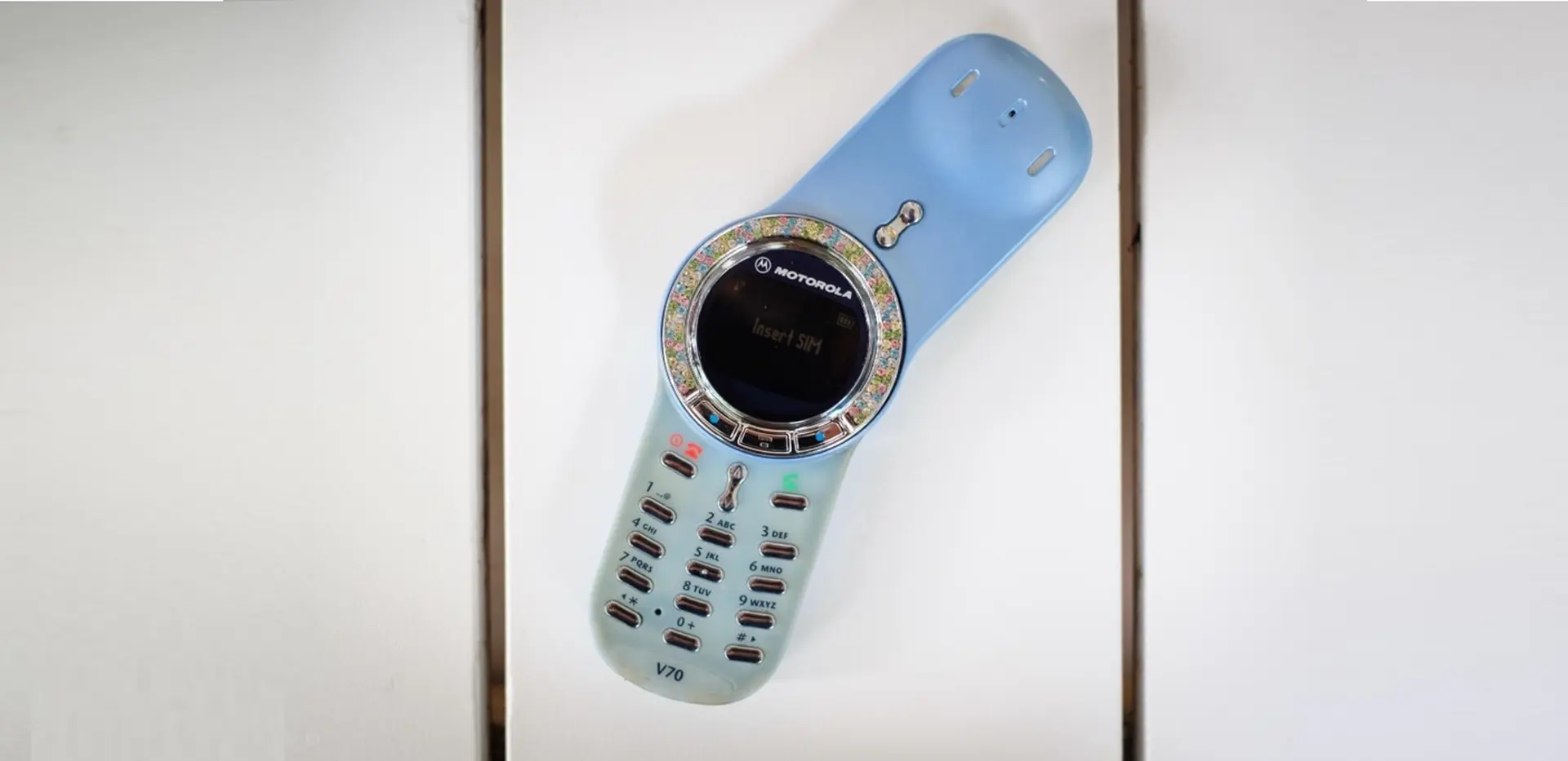 Xuất hiện Motorola V70 phiên bản đá quý cực hiếm, giá gần 50 triệu tại Việt Nam