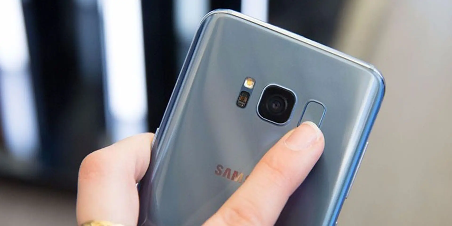 Mẹo dùng cảm biến vân tay Galaxy S8 để điều hướng thanh thông báo