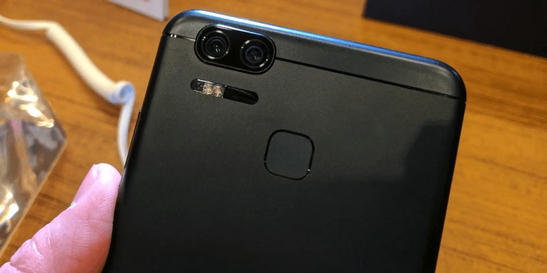 Xuất hiện smartphone Asus lạ trang bị camera kép