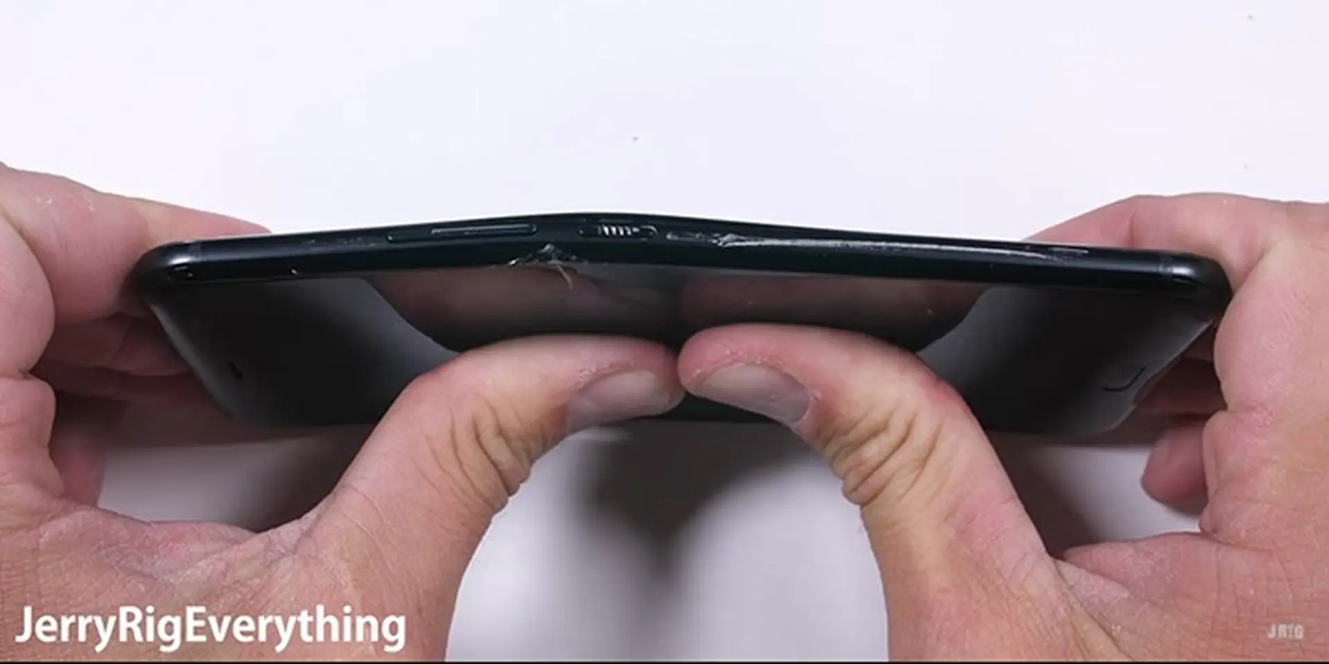 Kiểm tra độ bền của HTC U11 với cái kết đắng lòng