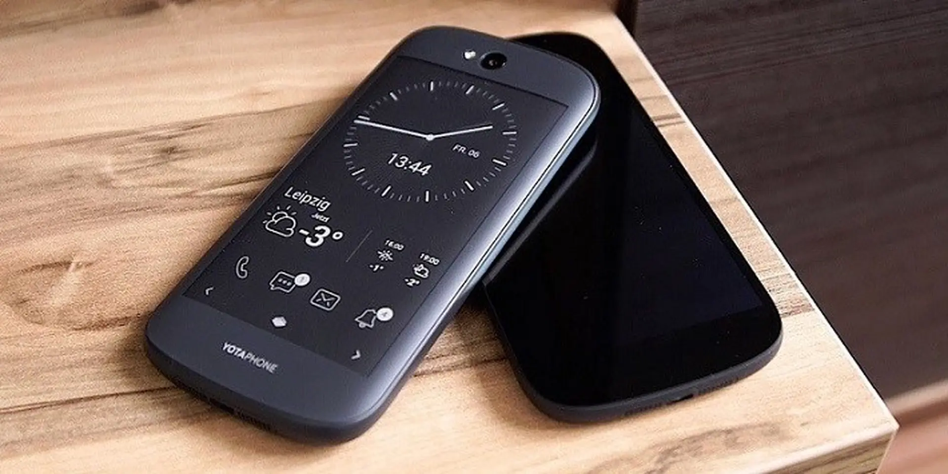 Smartphone 2 màn hình Yota Phone 3 ra mắt, sẽ được bán ra vào cuối năm