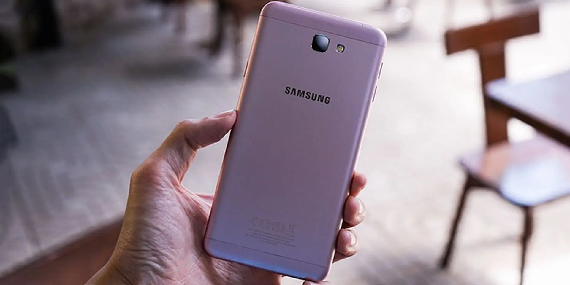 Sau 8 tháng lên kệ, tại sao Galaxy J7 Prime vẫn bán chạy đến thế?