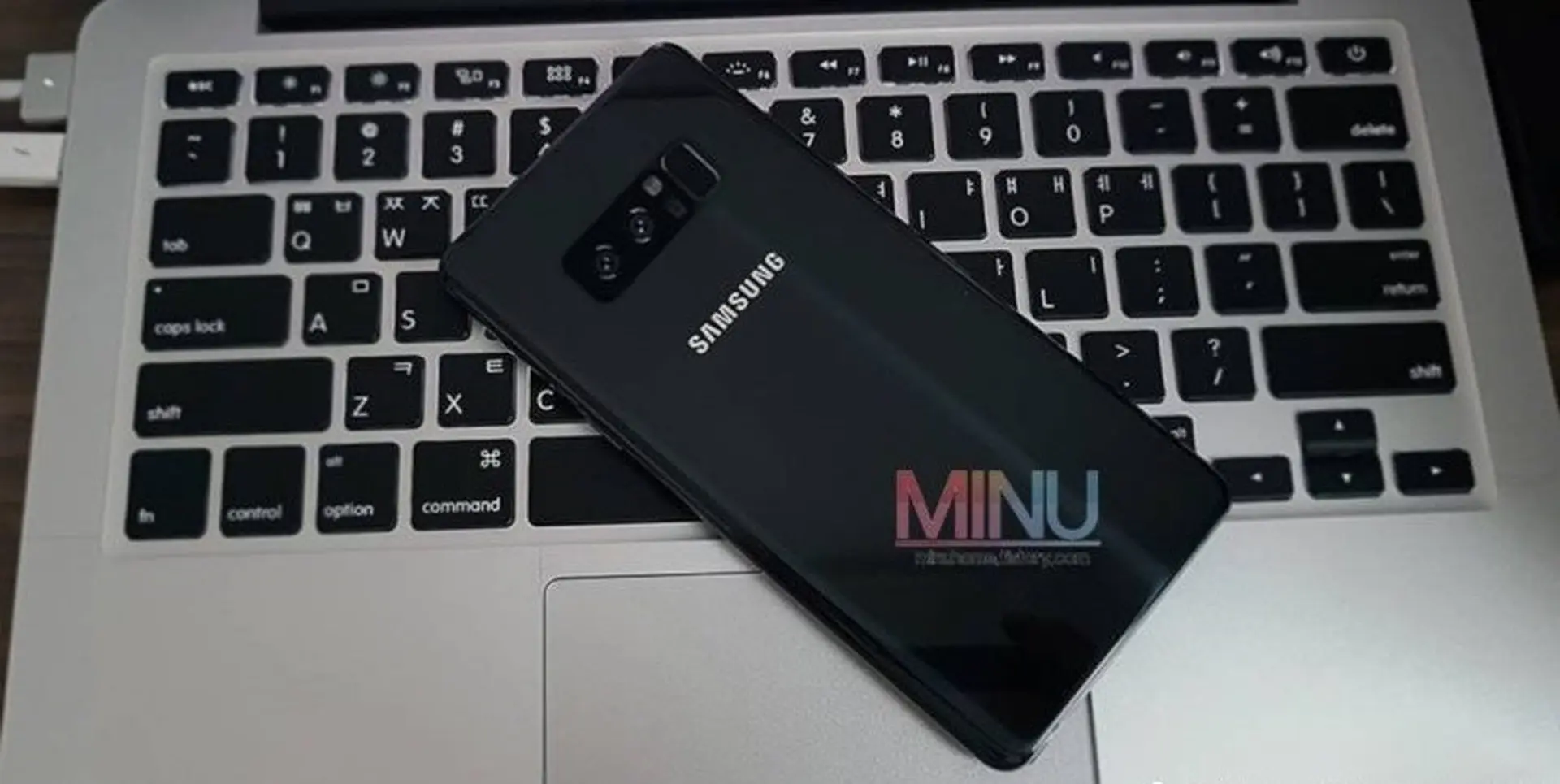 Galaxy Note 8 bất ngờ xuất hiện hình ảnh thực tế cực đẹp, camera kép cùng cảm biến vân tay mặt sau