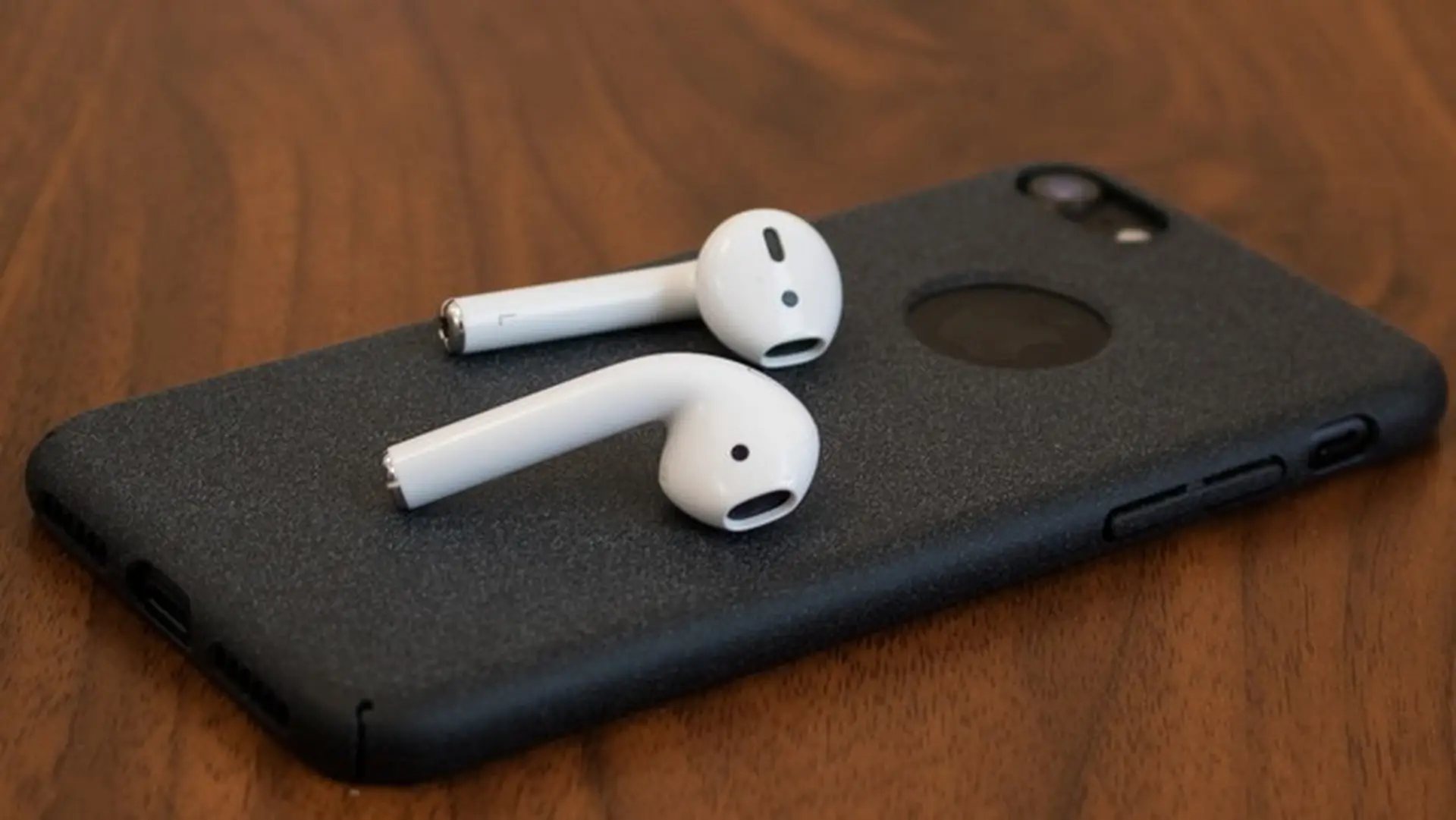 Ra mắt chưa đầy 1 năm, tai nghe AirPods được dự báo đem về nhiều lợi nhuận hơn “ông già” Apple Watch