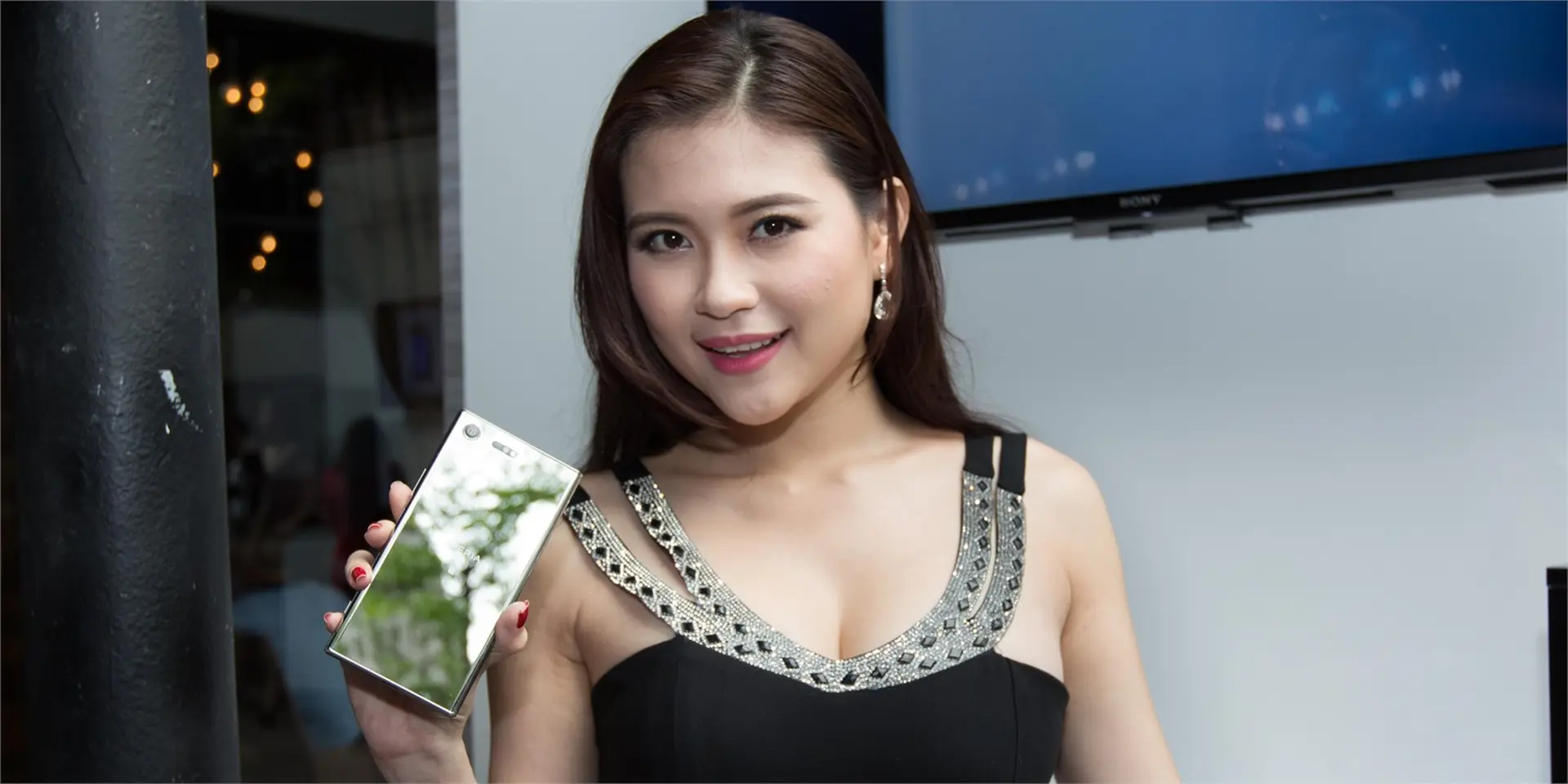 Trên tay Sony XZ Premium tại Việt Nam: Thiết kế 2 mặt kính, quay siêu chậm, Snapdragon 835, giá gần 18.5 triệu