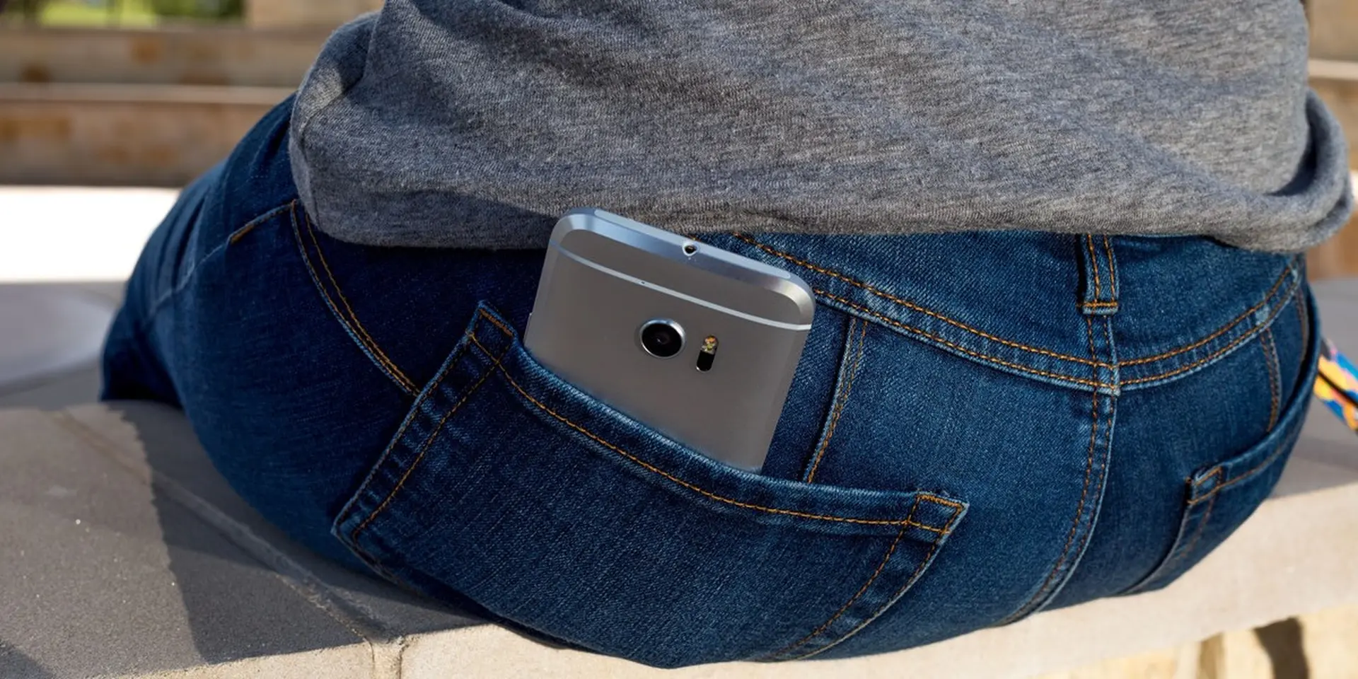 Những tác hại khi để điện thoại ở túi sau