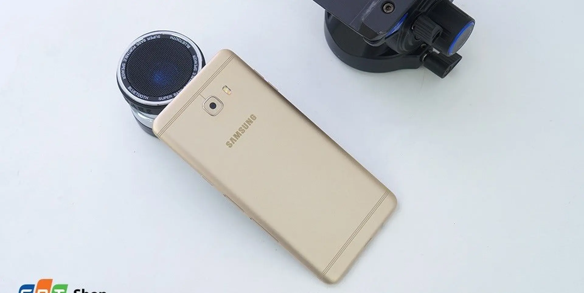 Smartphone Samsung màn hình 6 inch AMOLED, RAM 6GB hạ giá mạnh mẽ