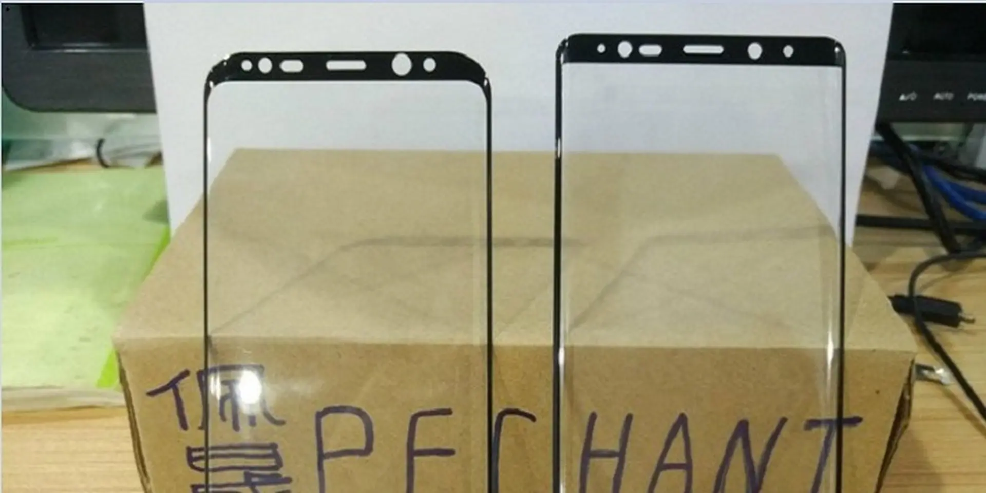 Rò rỉ ảnh chụp mặt kính cảm ứng của Note 8 bên cạnh Galaxy S8 Plus thực tế.