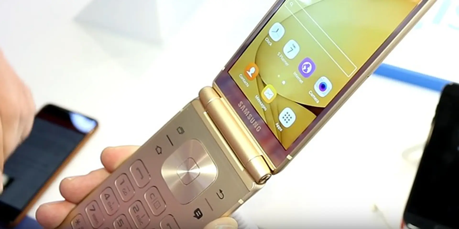 Trên tay điện thoại gập hai màn hình siêu độc Samsung W2017 Veyron