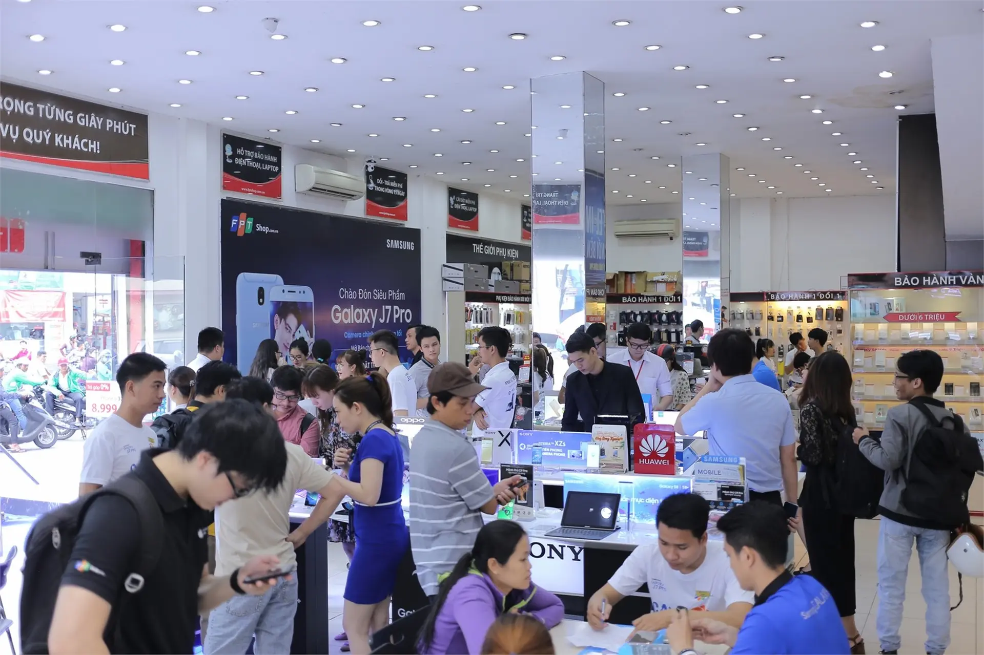 Đã có 40% khách hàng đặt mua Galaxy J7 Pro đến FPT Shop nhận máy trong ngày mở bán
