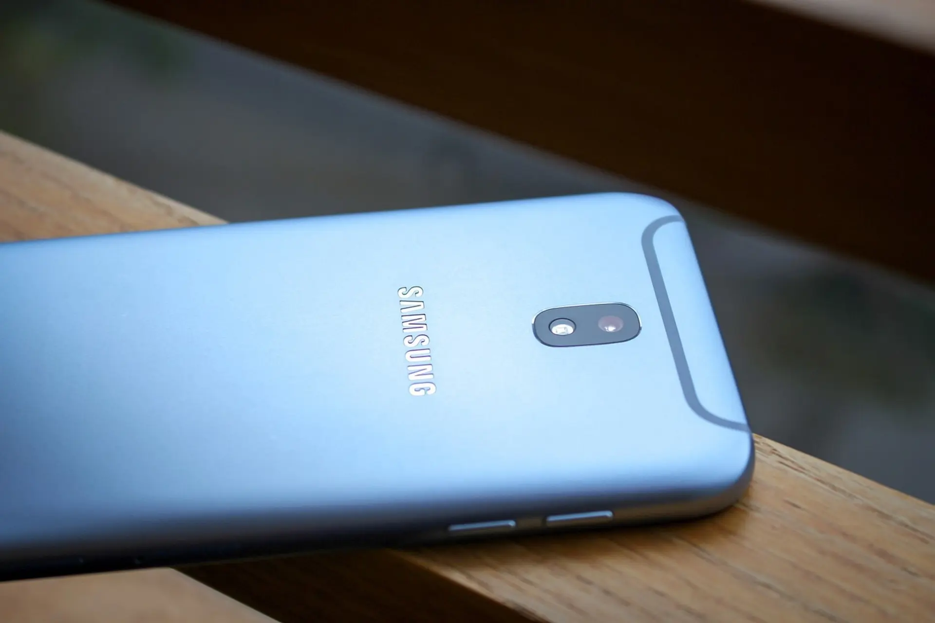 “Soi” chi tiết pin Galaxy J7 Pro xem phim “banh mắt” chưa hết pin