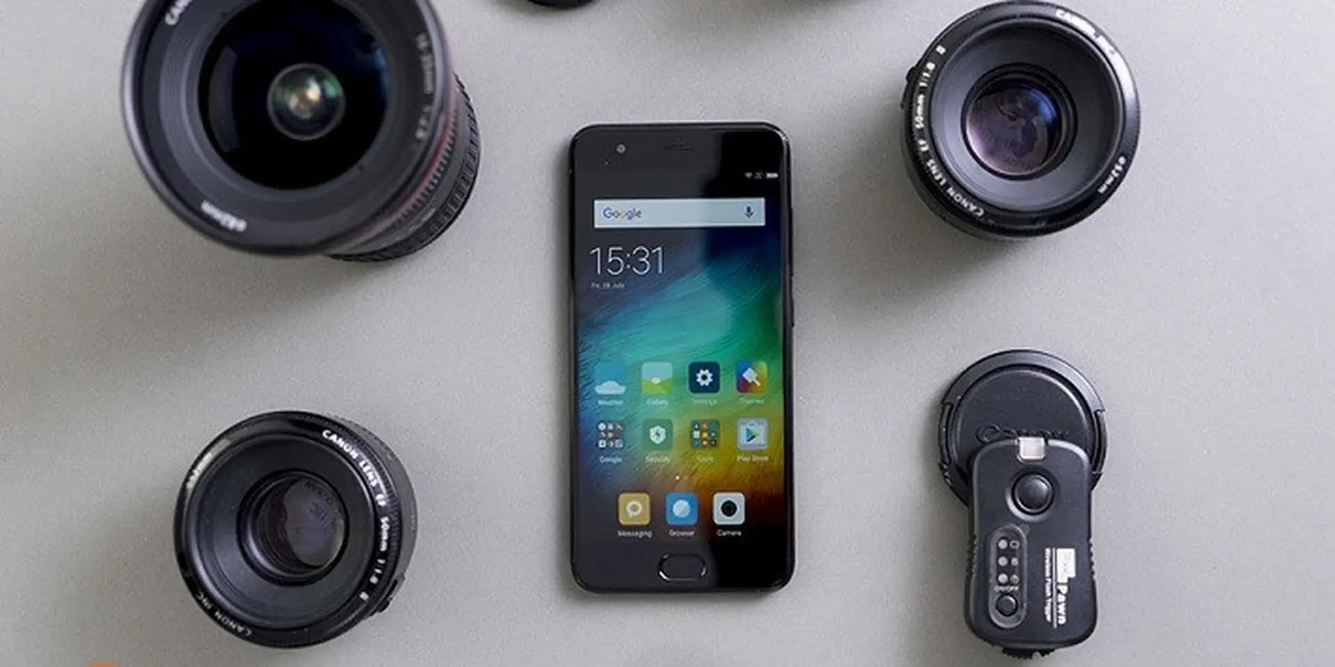 Trên tay Xiaomi Mi 6 Black: Vỏ gốm cứng cáp, cầm nắm “đã tay”