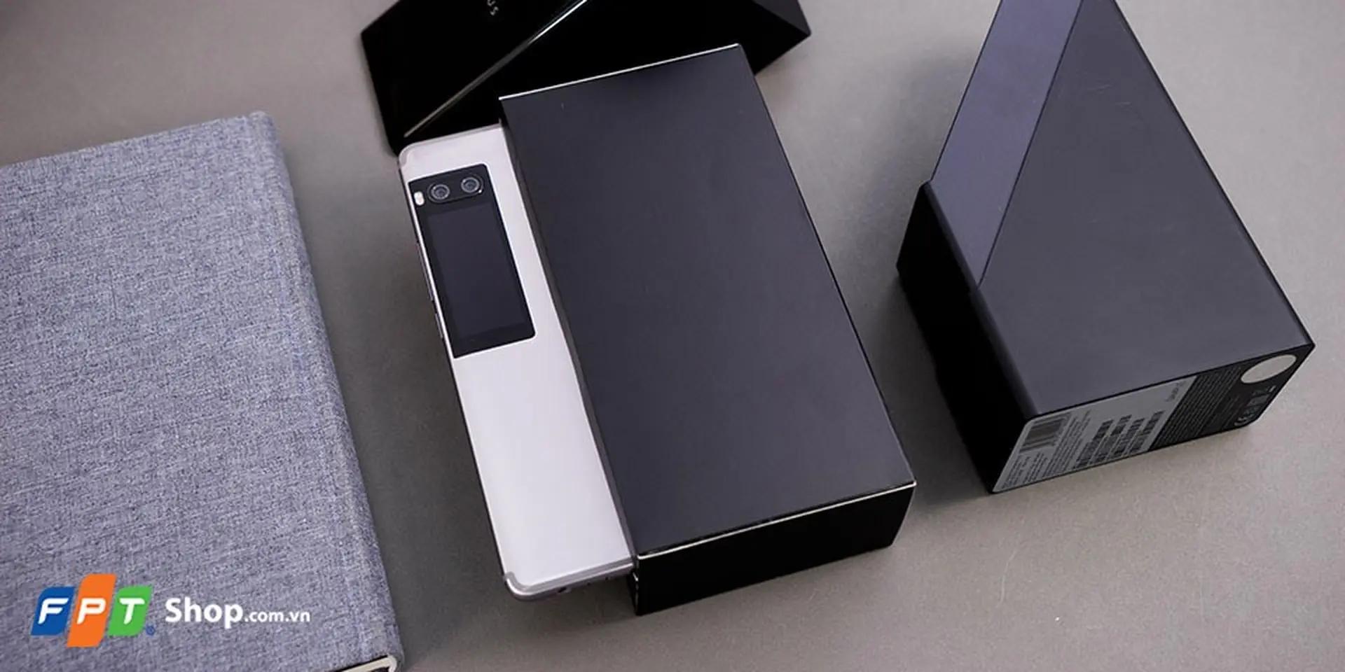 Khui hộp và trên tay Meizu Pro 7 Plus màu Crystal Silver: Đẹp, độc đáo, sang trọng