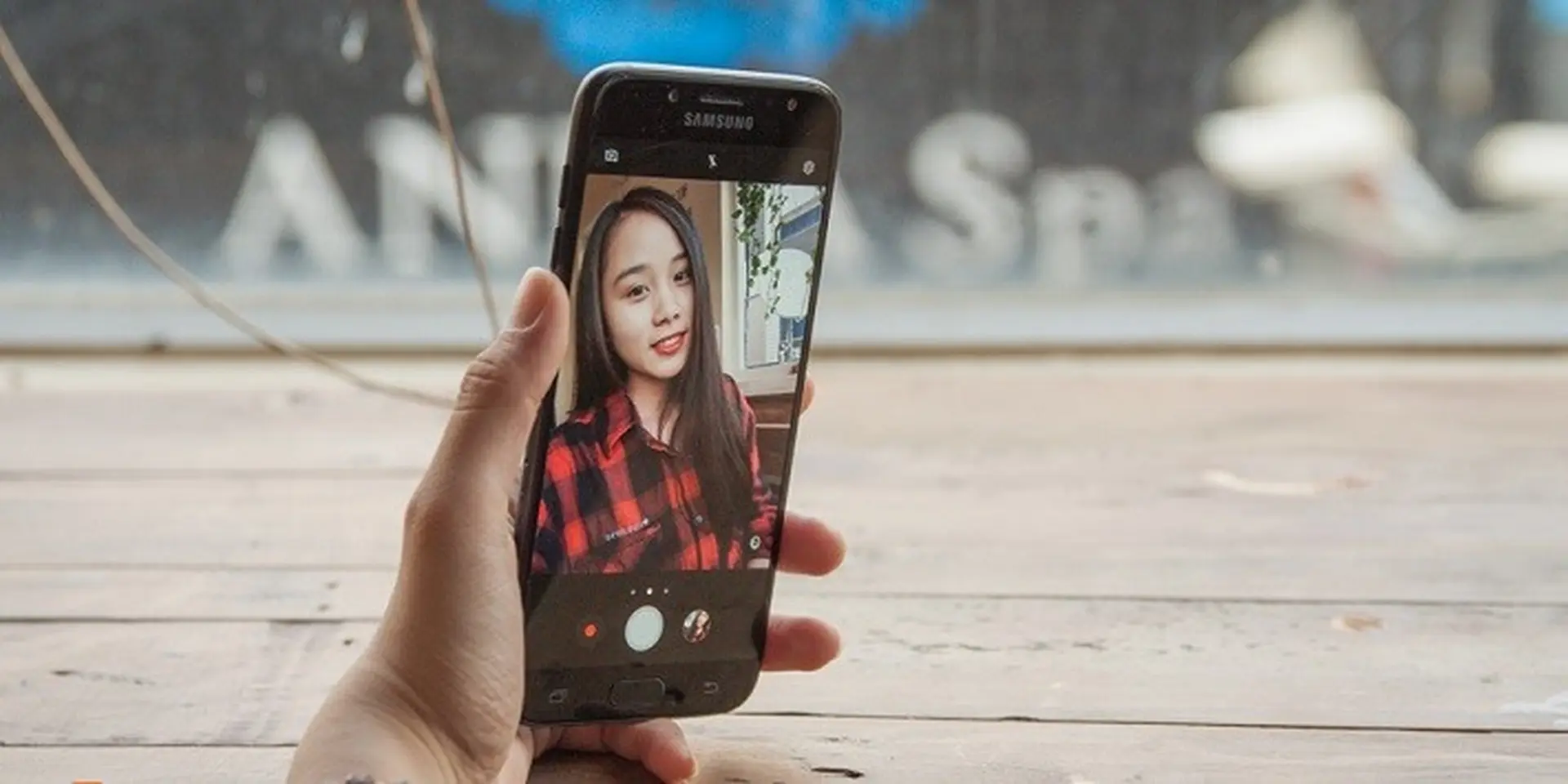 Galaxy J7 Pro nhận bản cập nhật mới, thêm tính năng xóa phông cho camera selfie