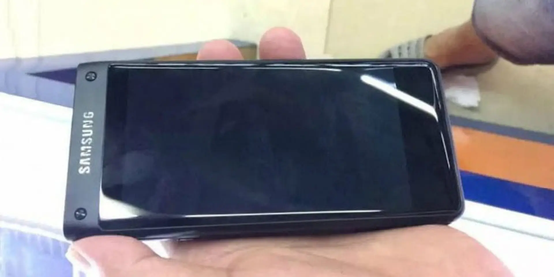 Smartphone Samsung nắp gập "khủng" tiếp tục xuất hiện thực tế