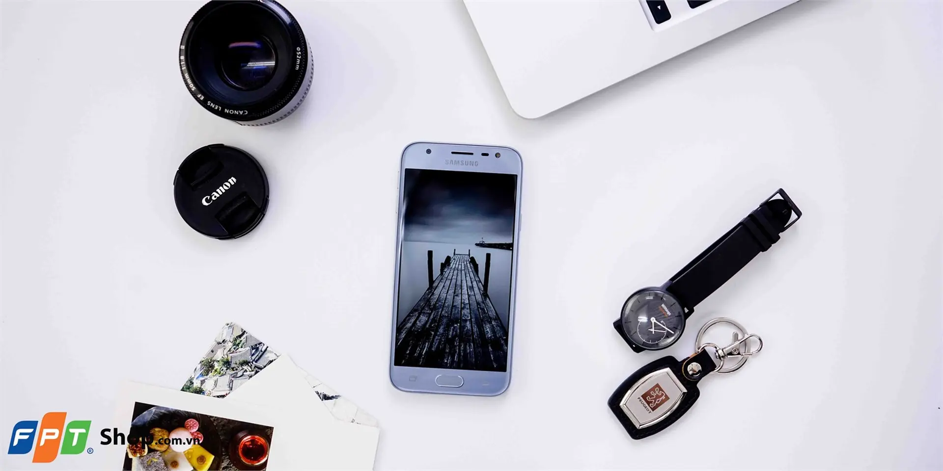 Chiêm ngưỡng vẻ đẹp của Samsung Galaxy J3 Pro xanh ánh bạc trong bộ ảnh Flatlay