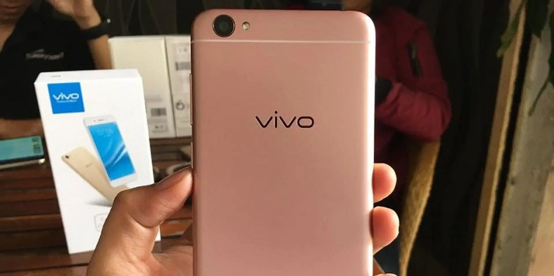 Xuất hiện cấu hình smartphone có 3 camera sau từ Vivo.