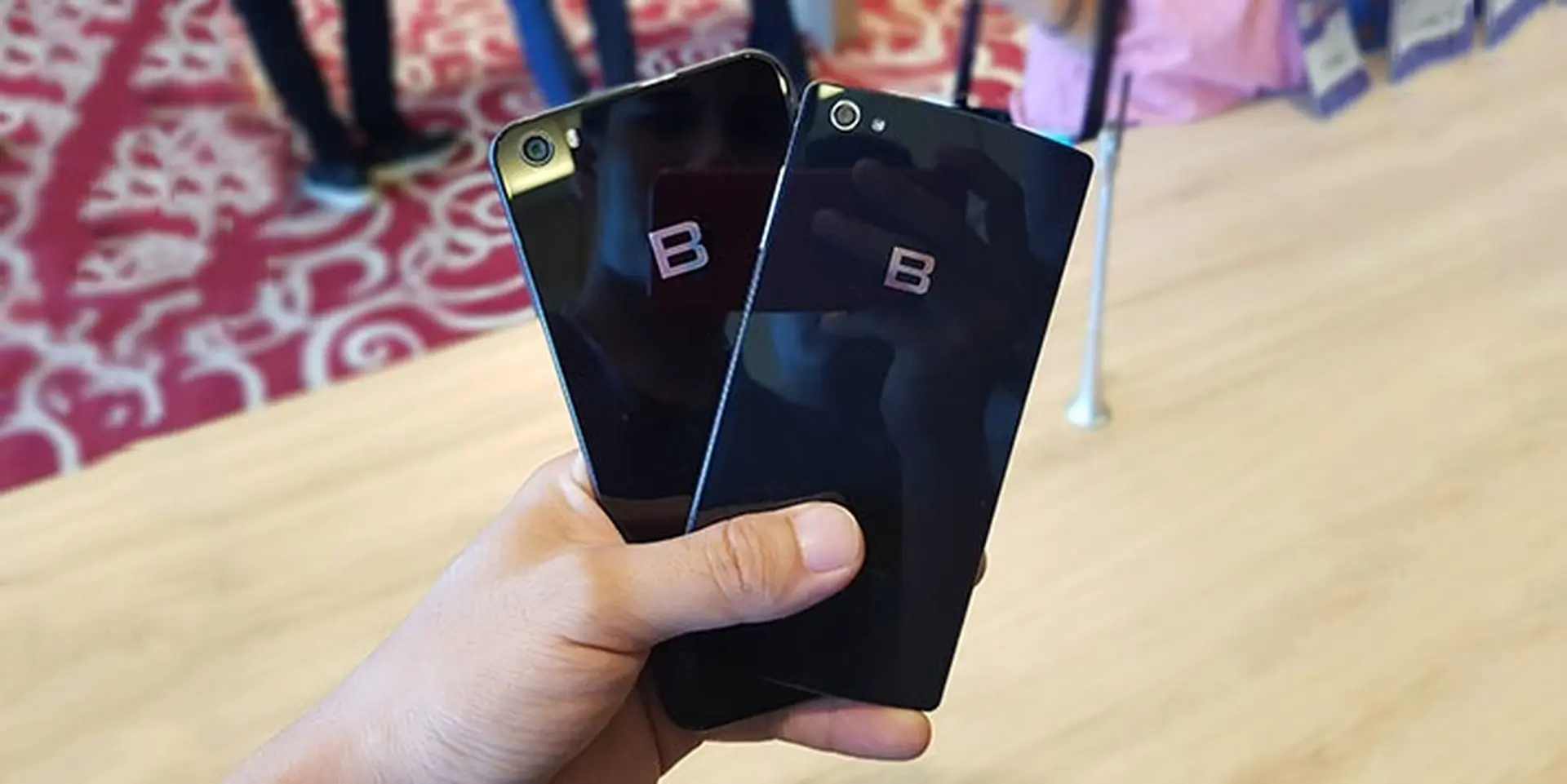 So sánh BPhone 2017 vs BPhone 2015: Sau 2 năm anh Quảng có còn "nổ" không?