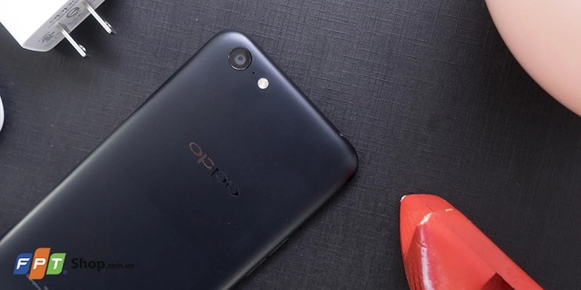 Trên tay nhanh OPPO A71: Thiết kế khung kim loại, nguyên khối. selfie xóa phông, giá mềm