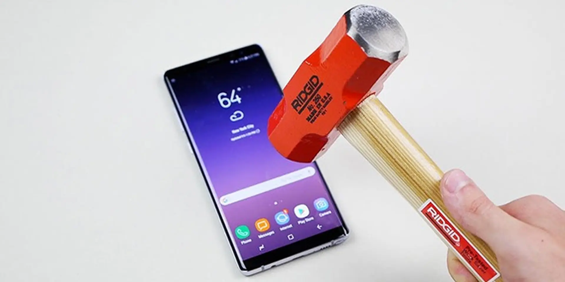 Tra trấn siêu phẩm Galaxy Note 8 với búa và dao nhọn