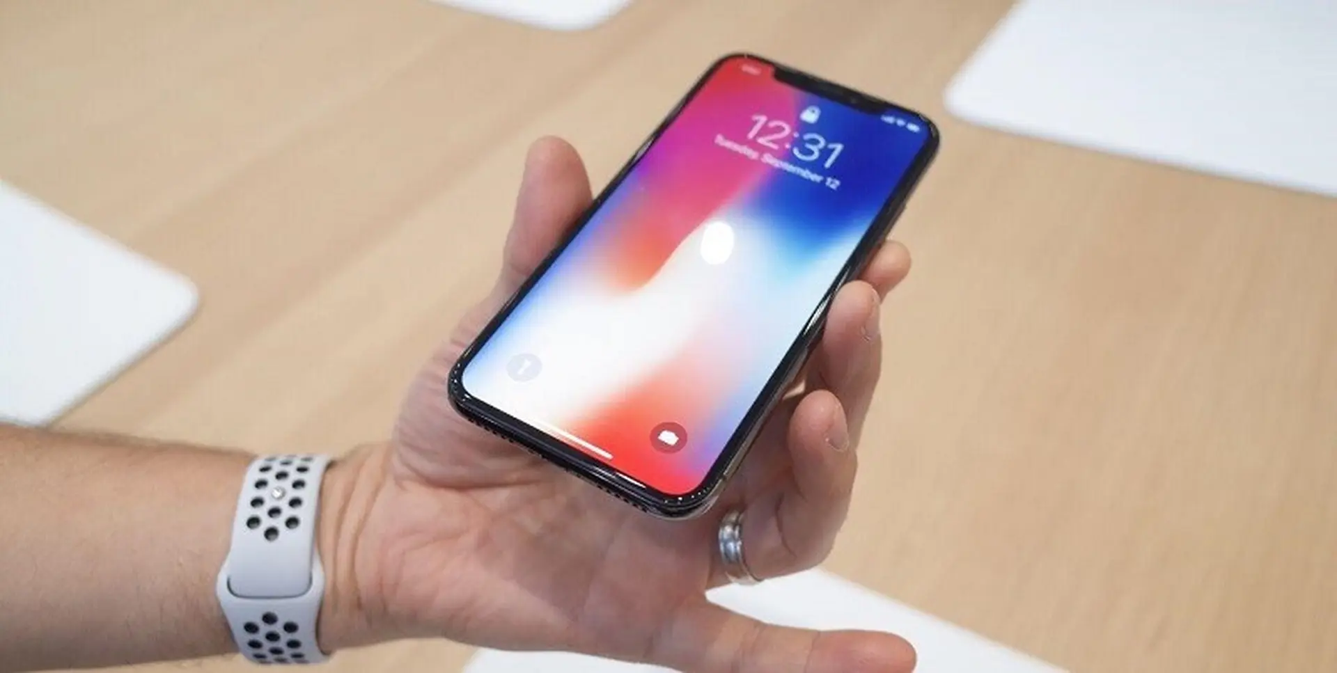 Ra mắt iPhone X, Apple tự làm khó chính mình?