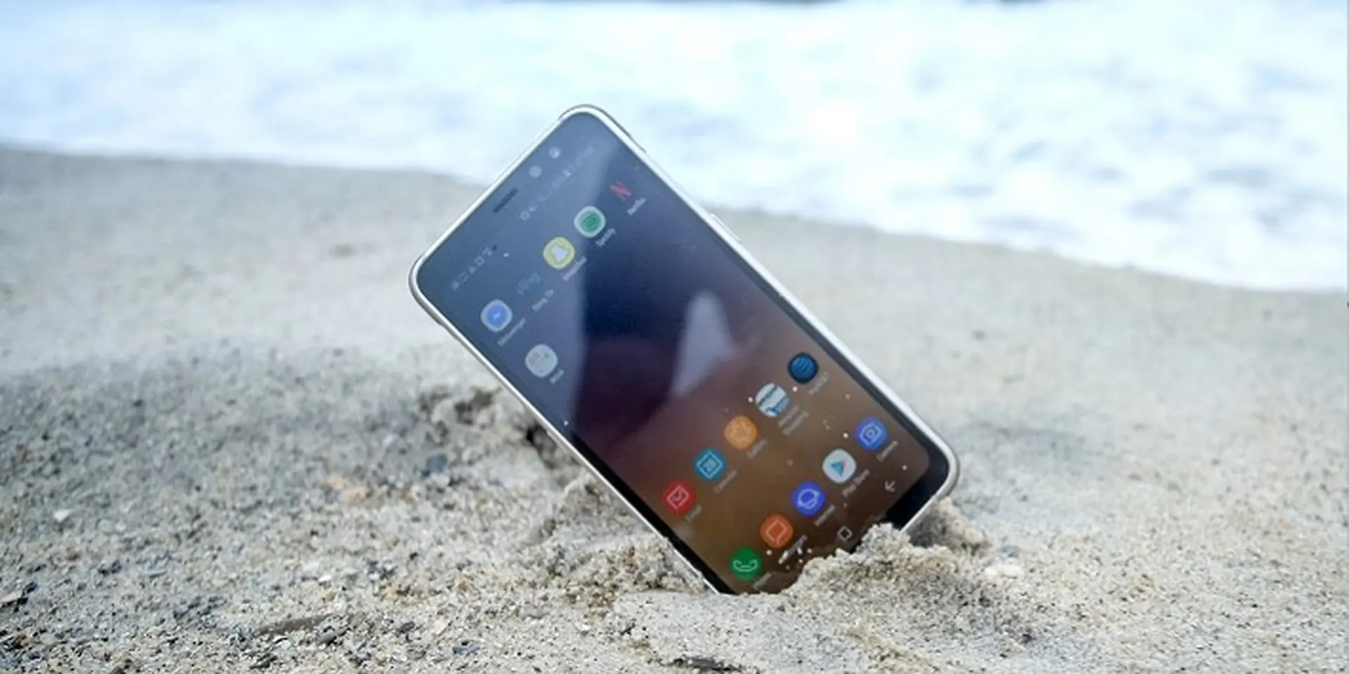 Trên tay Samsung Galaxy S8 Active: Hầm hố, pin siêu trâu, hiệu năng ngang Galaxy S8