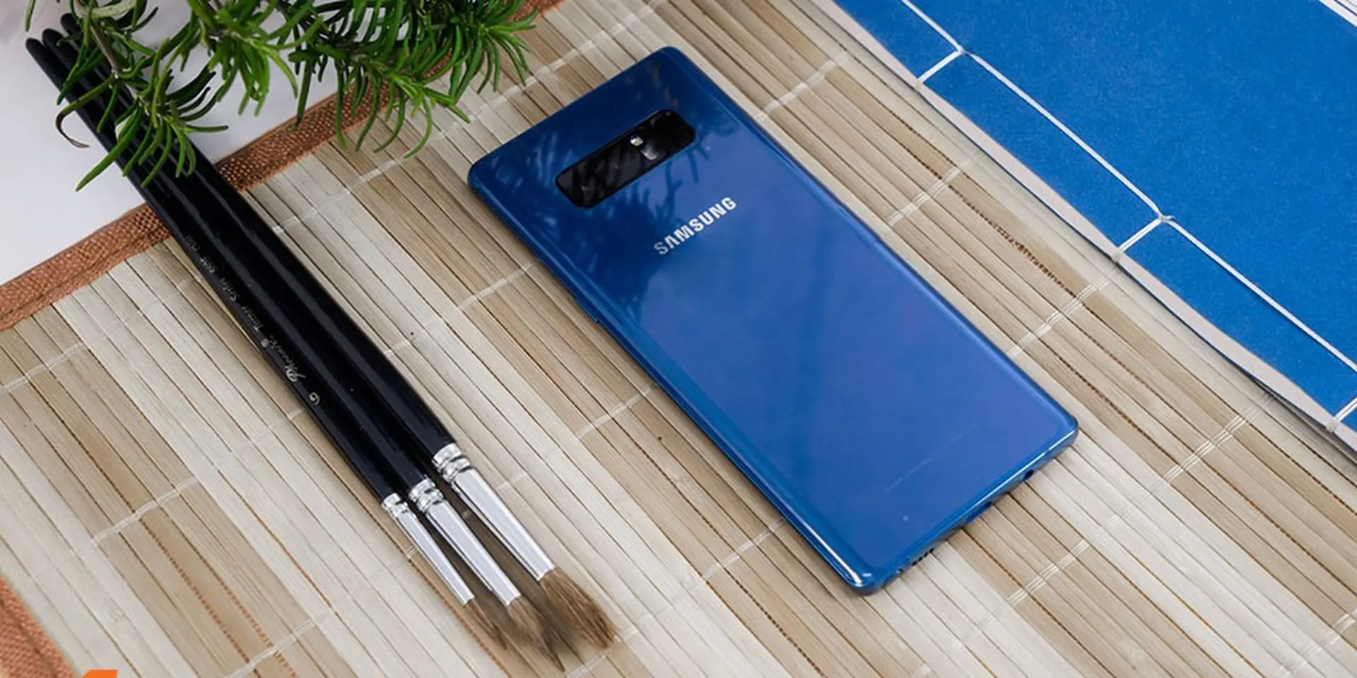 Trên tay Galaxy Note8 phiên bản Deep Sea Blue: Màu xanh rất độc đáo