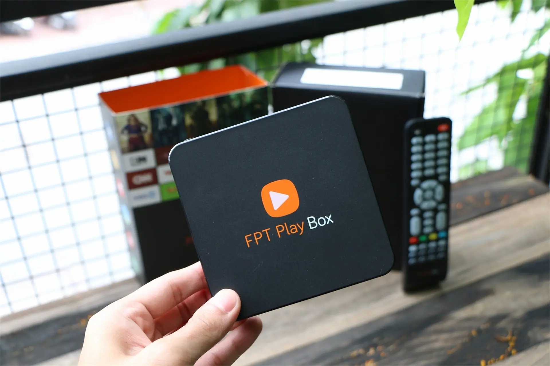 Chọn mua FPT Play Box, FPT Shop tặng bạn bản quyền Ngoại hạng Anh 2017 - 2018