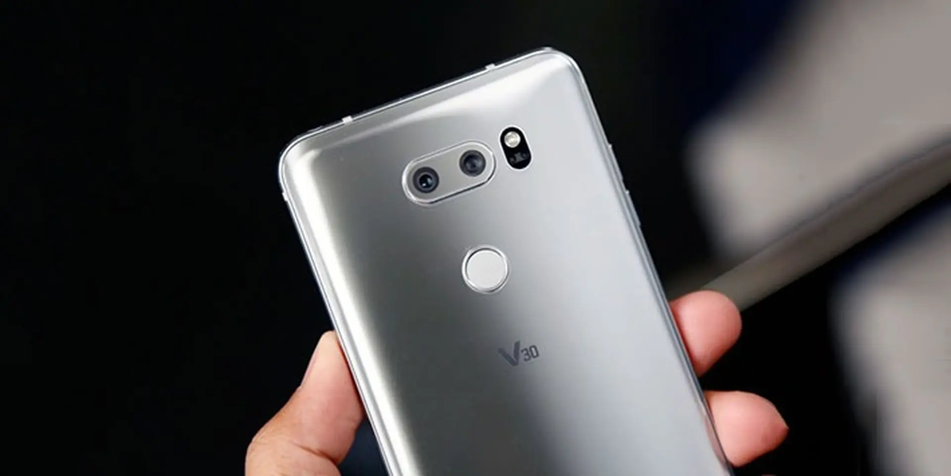 LG V30: Đơn giản là LG đã quay trở lại cuộc chơi nghiêm túc hơn