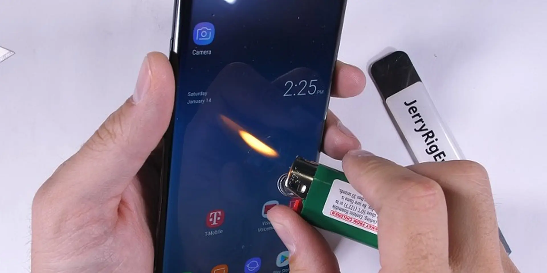 Vừa mới ra mắt, Galaxy Note 8 may mắn được tham gia vào một màn tra tấn "nhẹ nhàng"