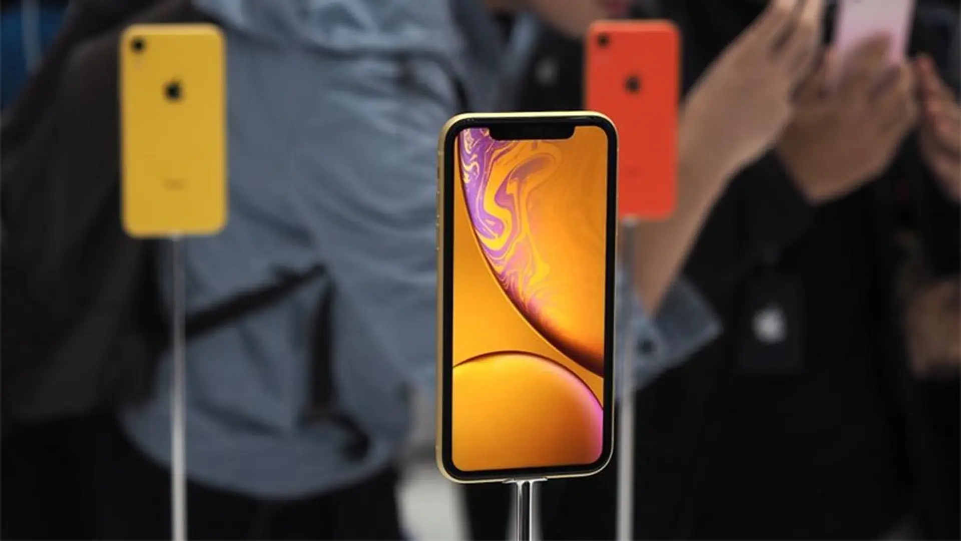 iFixit “mổ bụng” iPhone XR: Pin hình chữ nhật 2,942 mAh, màn hình LCD dày hơn