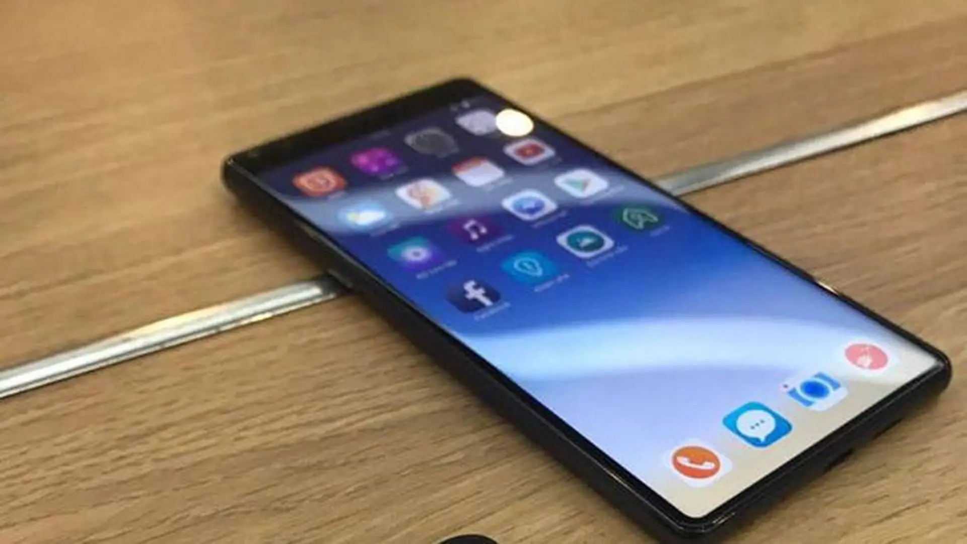 Rò rỉ ảnh thực tế BPhone 3 trước ngày ra mắt
