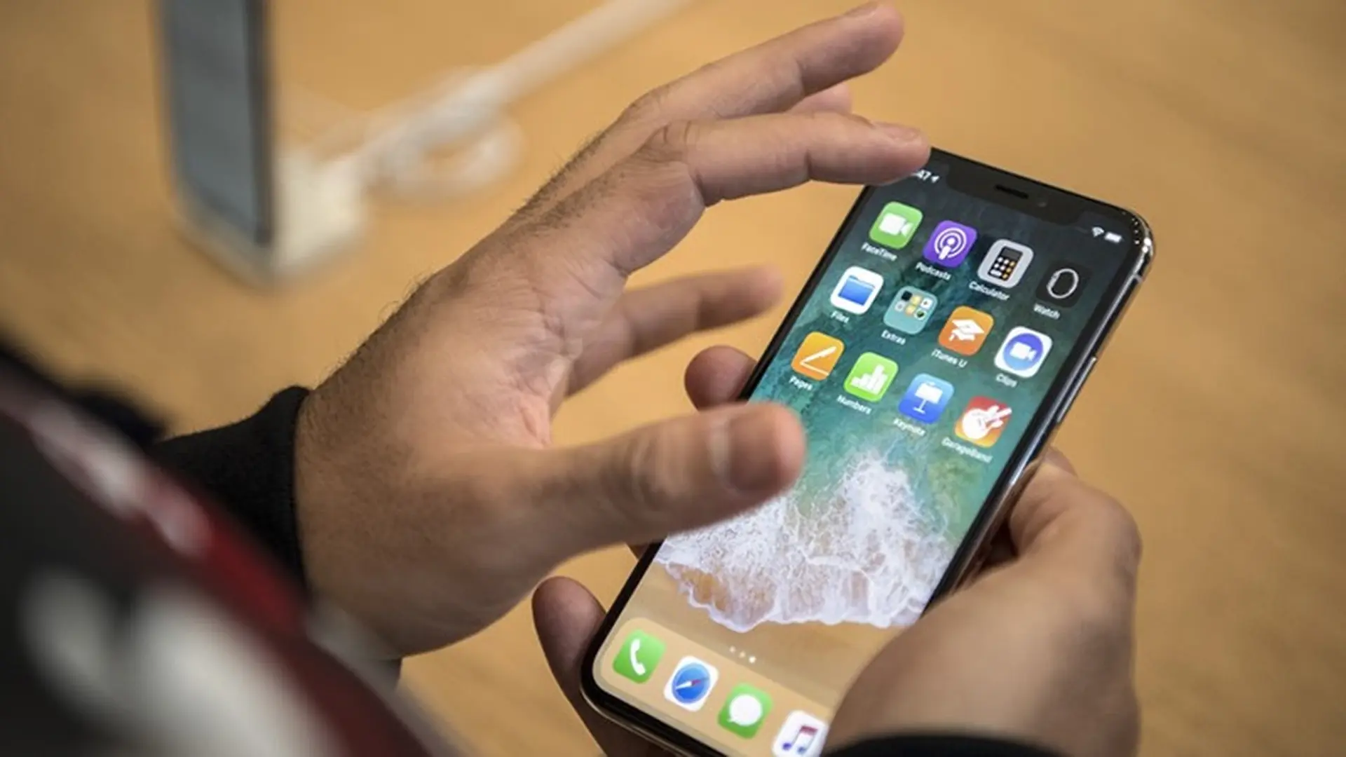 Apple bất ngờ mang “tính năng” giảm hiệu suất khi pin chai lên iPhone X và iPhone 8/8 Plus
