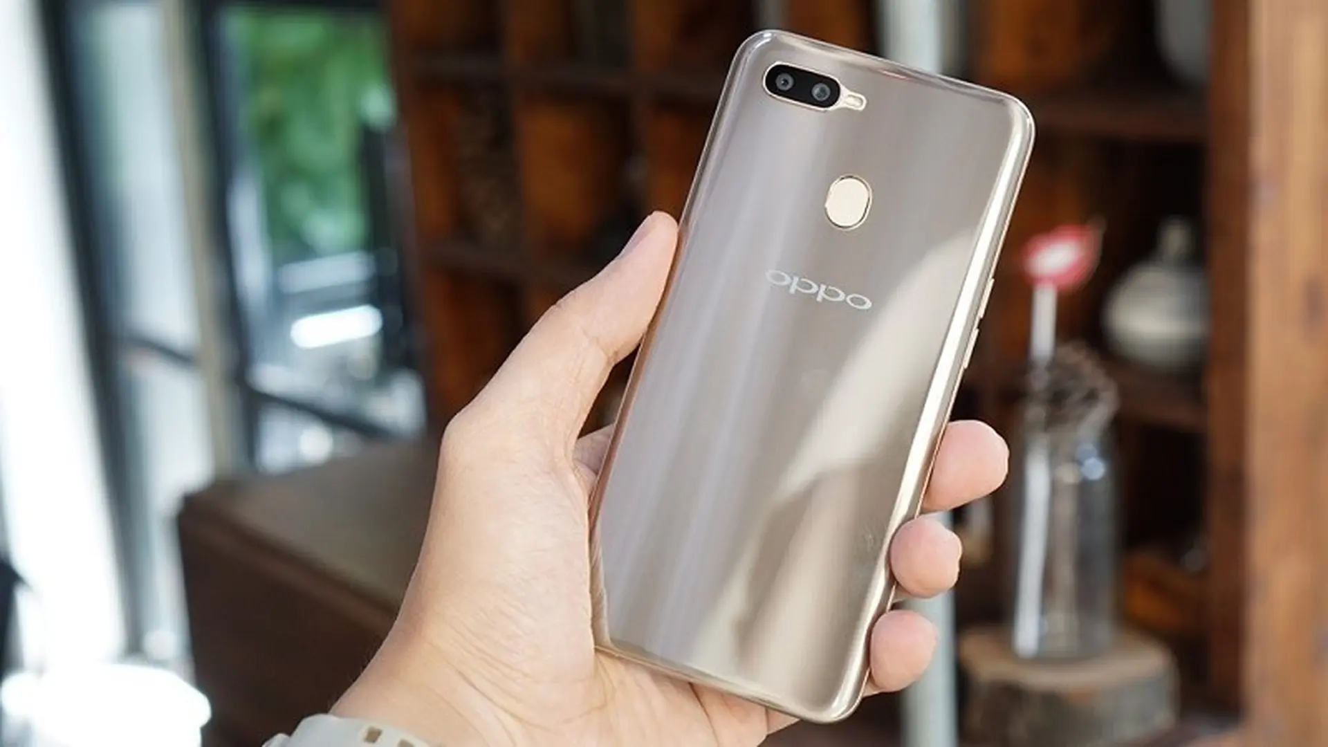 OPPO A7: Thiết kế thời trang kết hợp khả năng giải trí đa phương tiện!