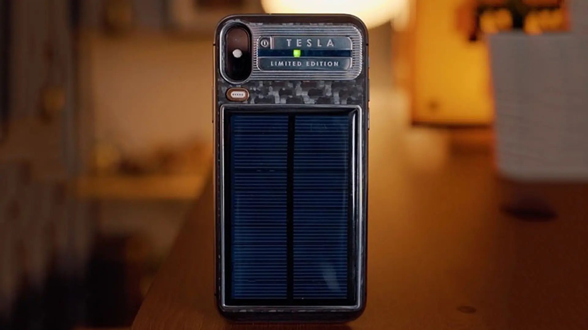 Trên tay iPhone X Tesla sạc bằng năng lượng mặt trời, giá hơn 100 triệu