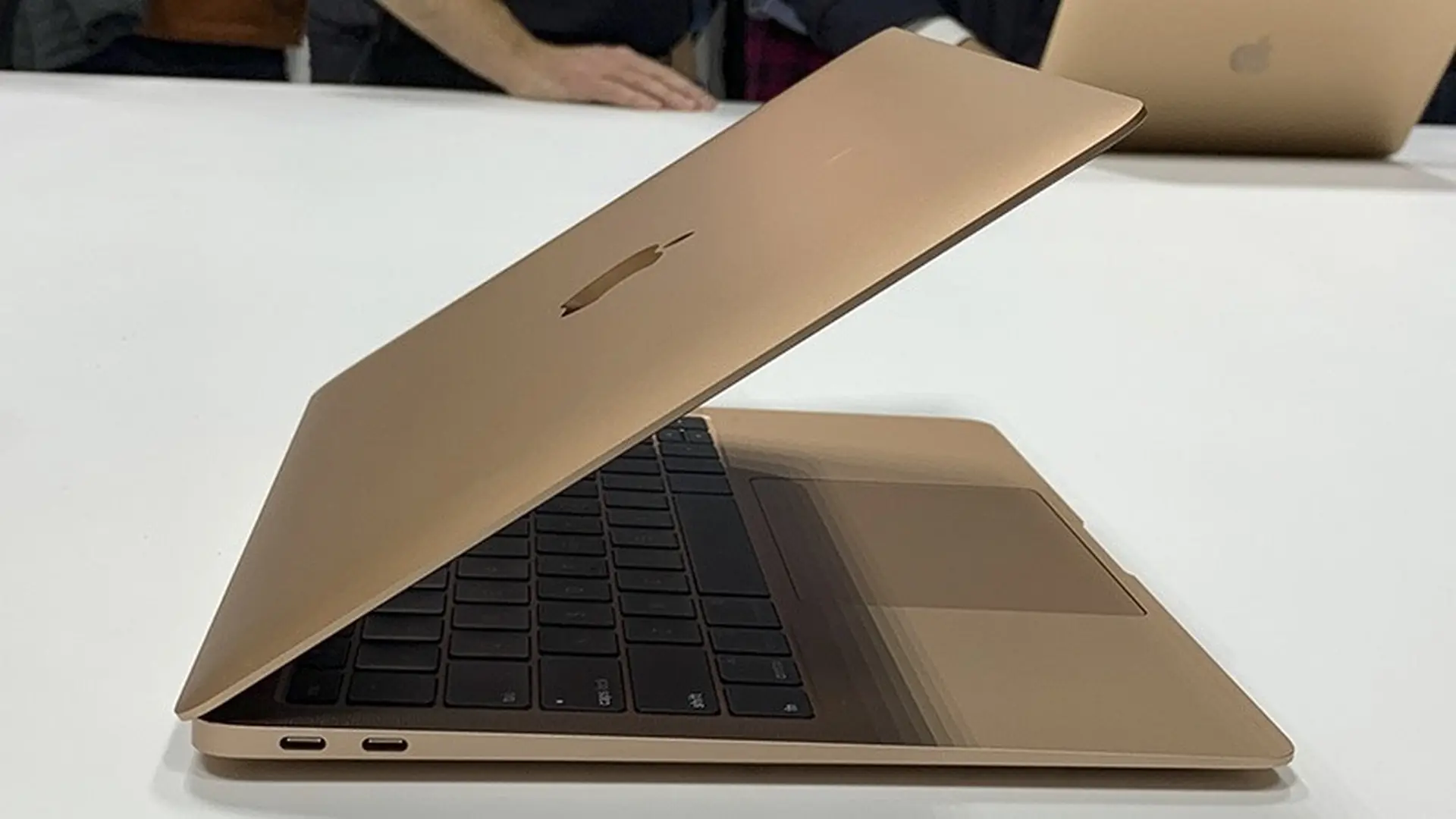 Bất ngờ xuất hiện video mở hộp MacBook Air 2018 phiên bản màu vàng, cực đẹp