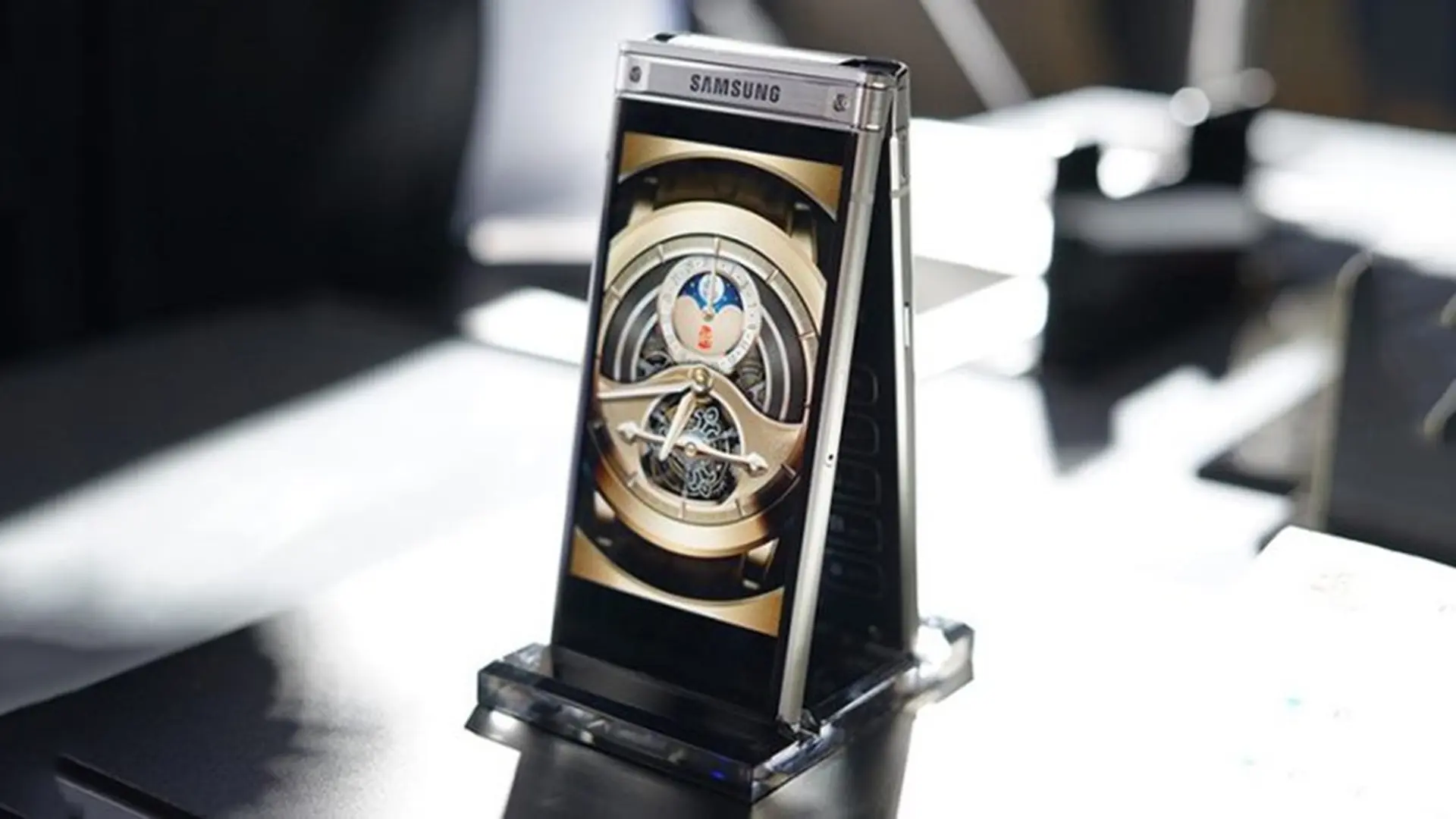 Smartphone nắp gập Samsung W2019 bất ngờ lộ video trên tay trước ngày ra mắt