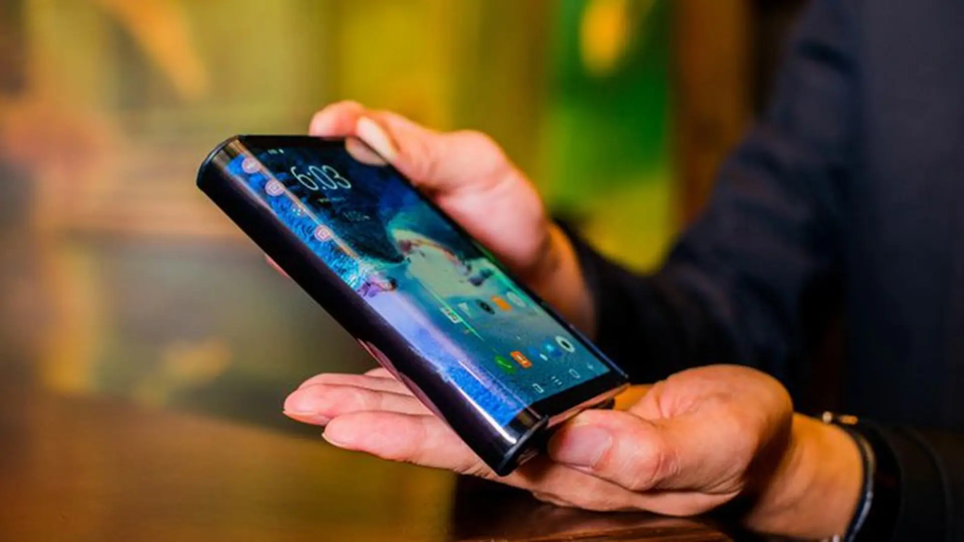 Trên tay và trải nghiệm nhanh Royole FlexPai, smartphone màn hình gập đầu tiên trên thế giới