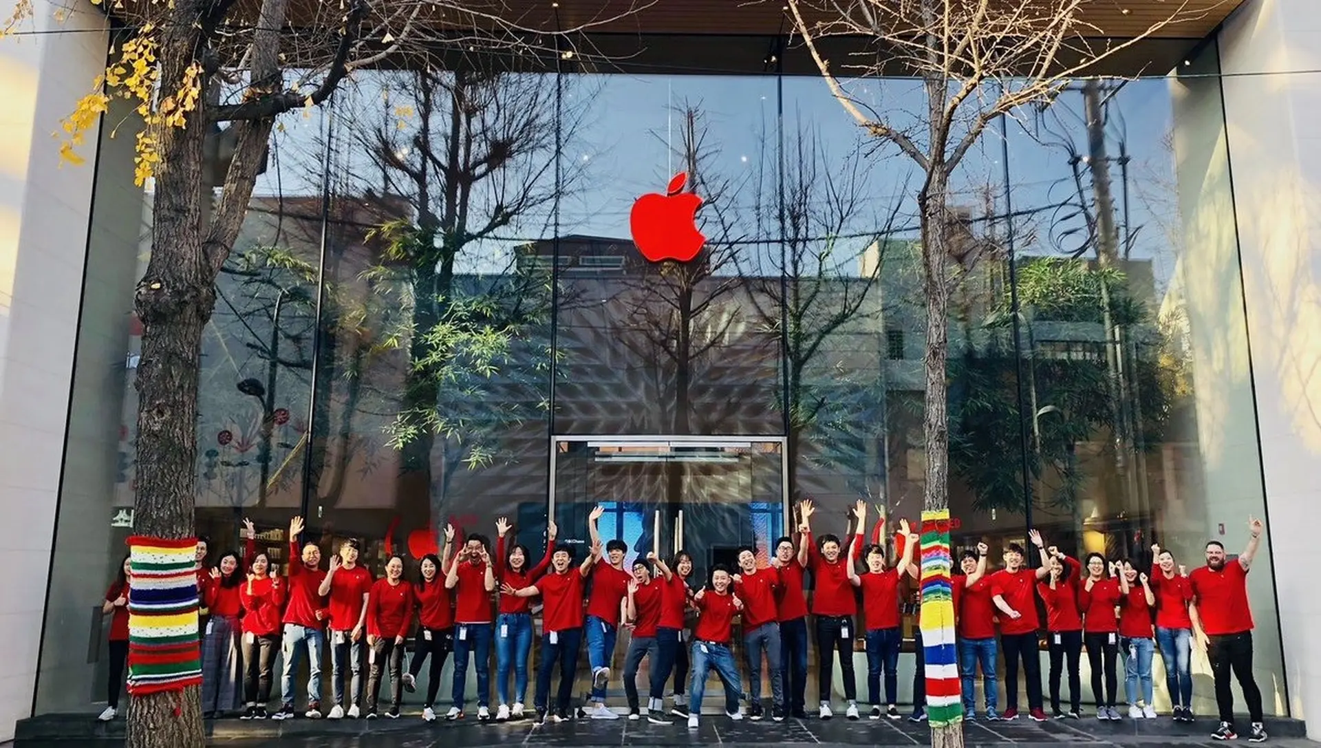 Apple Store trên thế giới đồng loạt thay logo màu đỏ nhân ngày Quốc tế phòng chống AIDS
