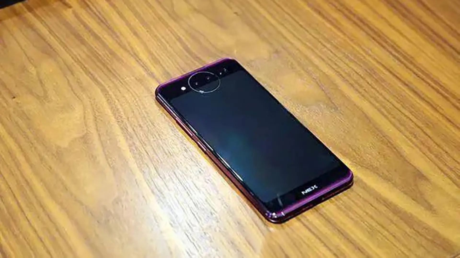 Smartphone 2 màn hình, 3 camera sau của Vivo vừa lộ nhiều ảnh thực tế mới